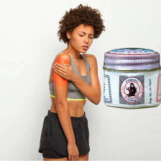 Une femme sportive applique du baume du singe pour soulager une douleur musculaire à l'épaule.