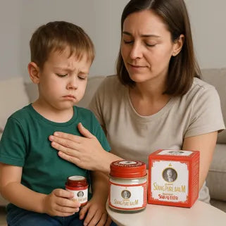 Une mère applique le Baume Siang Pure Blanc à son enfant pour soulager une douleur. 
