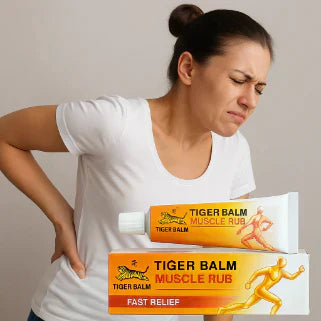 Une femme souffrant de maux de dos derrière un tube et une boîte de baume musculaire Tiger Balm pour un soulagement rapide.