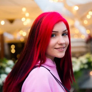 Portrait d'une femme aux cheveux roux éclatants et soignés