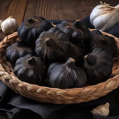 Un panier rempli de gousses d'ail et de bulbes d'ail noir, soulignant leur aspect naturel et appétissant