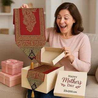 Une femme ravie découvre un élégant chemin de table en cadeau pour la fête des mères.