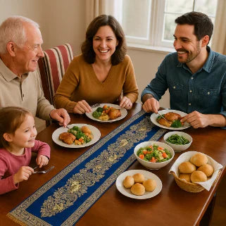 Famille souriante partageant un repas autour d'une table décorée avec un chemin de table bleu.