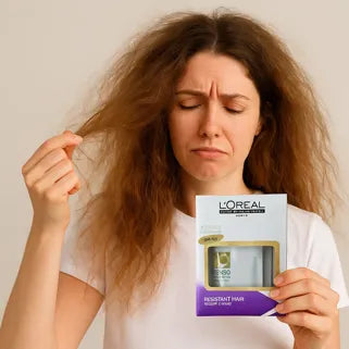 Femme aux cheveux secs tenant un soin L'Oréal Pro X-Tenso avec expression déçue. 