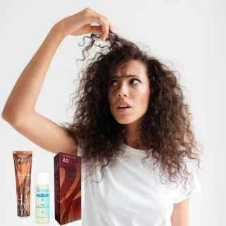 Une femme aux cheveux bouclés tient une mèche, entourée de produits capillaires.