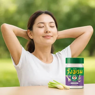 Femme détendue respirant profondément en plein air, avec baume Wang Prom violet citronnelle posé devant.