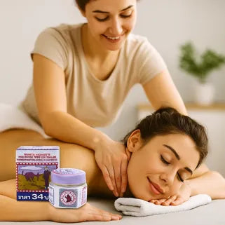 Femme détendue recevant un massage du dos avec le baume du singe pour soulager les tensions.