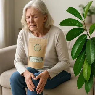 Mujer mayor sufriendo de dolores articulares utilizando un remedio natural a base de corossol.