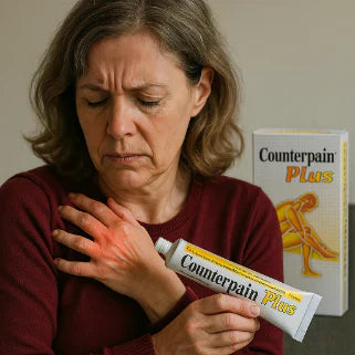Une femme âgée applique une crème Counterpain Plus sur sa main douloureuse, avec la boîte en arrière-plan.