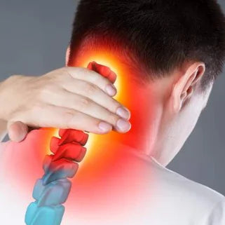 Un homme se tient le cou, illustrant une douleur ou une gêne au niveau cervical.
