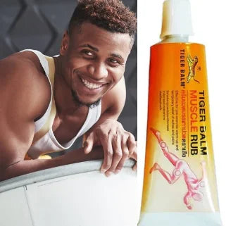 Homme souriant, bouteille de produit capillaire, fond blanc