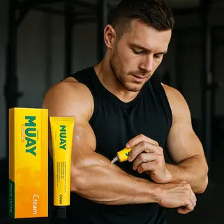 Homme sportif appliquant la crème Namman Muay sur son bras, tube jaune et boîte verte.