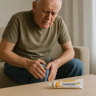 Anziano con dolore al ginocchio guarda il gel Counterpain Plus appoggiato su un tavolo.