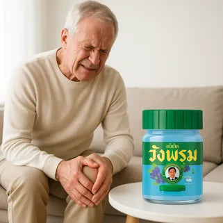 Homme âgé souffrant du genou, baume Wang Prom Bleu posé sur la table proche.