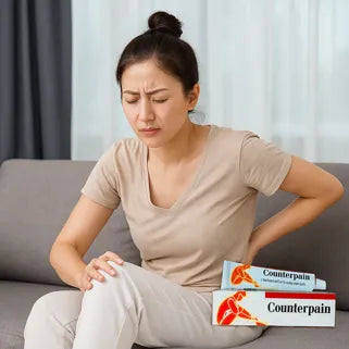 Femme souffrant de douleurs articulaires utilisant le Gel Counterpain Chaud pour soulagement rapide et efficace.