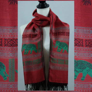 Foulard rouge avec motifs éléphants verts, motifs géométriques ethniques, franges noires, élégant et chaud.