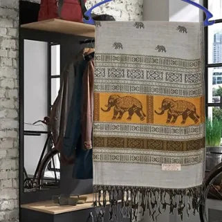 Foulard pashmina cachemire thaïlandais orné de motifs d'éléphants, pose sur une étagère en bois