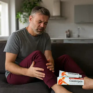 Homme assis souffrant de douleur musculaire à la jambe, utilisant le gel Counterpain chaud apaisant.