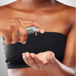 Une femme applique du gel Counterpain Plus sur sa main. Le gel transparent perle sur sa peau foncée.