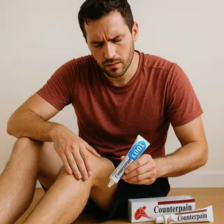 Hombre aplicando gel Counterpain en su rodilla tras un esfuerzo muscular intenso.