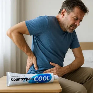 Uomo con lombalgia che utilizza un gel antidolorifico per un sollievo rapido ed efficace.
