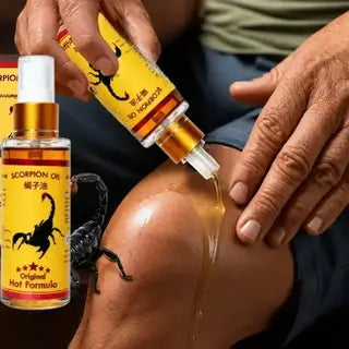 Huile de massage Scorpion appliquée sur un genou pour soulager douleurs musculaires et articulaires naturellement