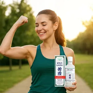 Femme souriante et énergique montrant sa force, tenant l'huile anti-inflammatoire Kwan Loong en extérieur.