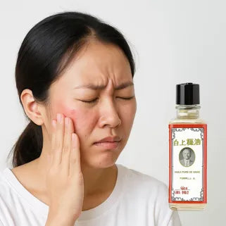 Femme souffrant d'irritation cutanée au visage à côté d'une bouteille d'huile asiatique. 