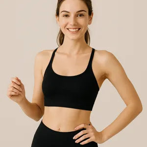 Jeune femme sportive souriante en tenue de fitness illustrant la minceur, le bien-être naturel et la détox.