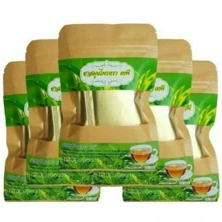 Cinq sachets de thé vert en emballage kraft, avec des mains tenant des tasses.
