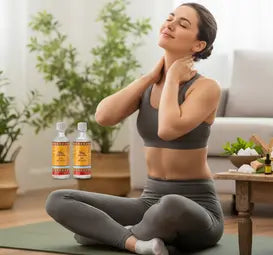 Femme souriante massant sa nuque, soulagée des tensions, avec Lotion Baume du Tigre visiblement intégrée.