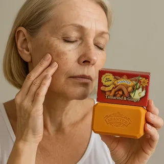 Mujer aplicando el jabón aclarador de Tamarindo, Jengibre y Miel para atenuar sus manchas de la edad.