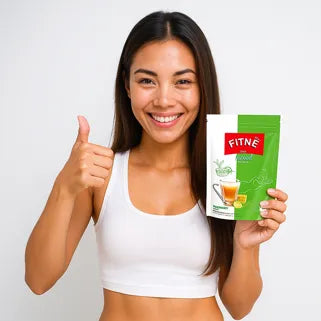 Femme souriante en tenue de sport tenant du thé minceur et levant le pouce. 