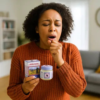 Femme toussant légèrement en tenant un baume du singe, remède naturel contre la toux grasse.