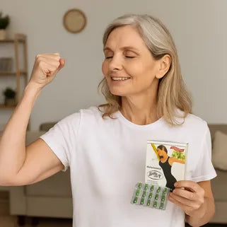 Donna sorridente con integratori alimentari, simbolo di salute e vitalità dopo i 40 anni.