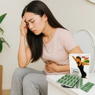 Femme souffrant de douleurs digestives avec produit Lilly7 Détox posé près des capsules vertes.