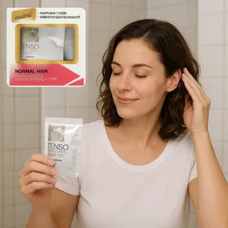 Femme souriante touchant ses cheveux, tenant un produit capillaire Tenso pour cheveux normaux. 