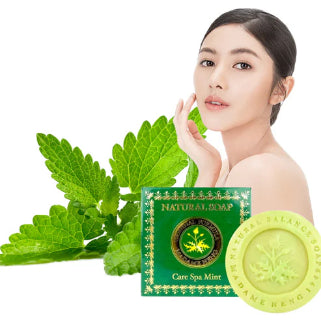 Femme asiatique avec un savon naturel à la menthe pour les soins du visage