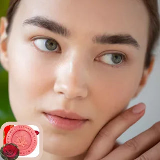 Une main délicate caresse un visage serein au teint naturel et lumineux.