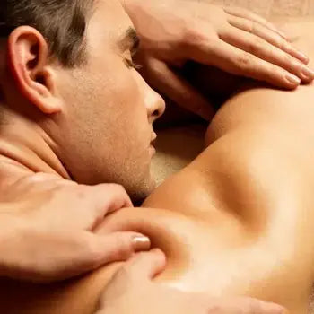 Homme recevant un massage du dos et des épaules