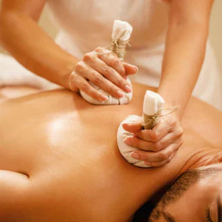 Masaje tradicional con hierbas calientes para una relajación profunda y un bienestar óptimo