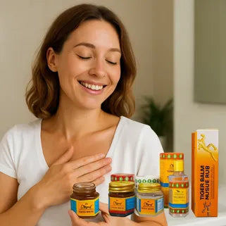 Femme souriante appliquant le Baume du Tigre® pour soulager naturellement une douleur thoracique.