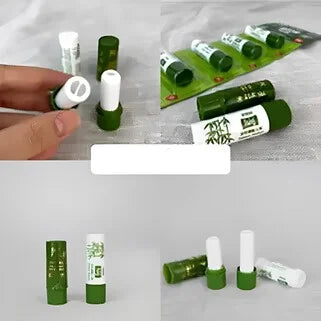 Une personne tient un Stick Paikhoo Menthol et Eucalyptus, soulagement sinusite