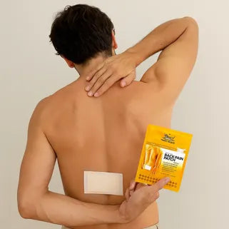 Homme utilisant un patch antidouleur pour le dos, montrant l’emballage jaune du produit.