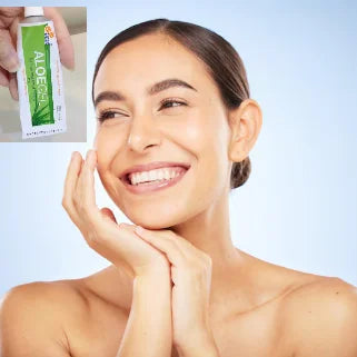 Femme souriante tenant un tube de gel aloe vera, symbole de santé et d'éclat pour la peau