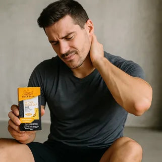 Homme appliquant un baume sur la nuque pour soulager douleurs cervicales et épaules tendues. 