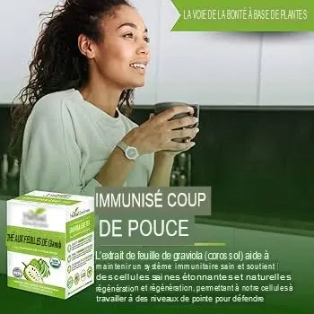 Jeune femme souriante buvant du thé avec boîte de graviola Bio