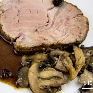 Viande braisée, champignons, oignons, sauce, plat familial, traditionnel, réconfortant.