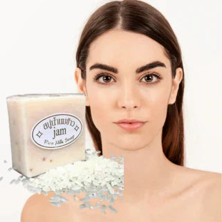 Femme au teint clair avec savon au lait de riz “Jam”, illustrant hydratation et éclat naturel.