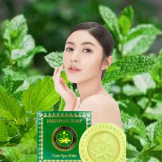 Une femme devant des feuilles de menthe avec un savon naturel à base de menthe